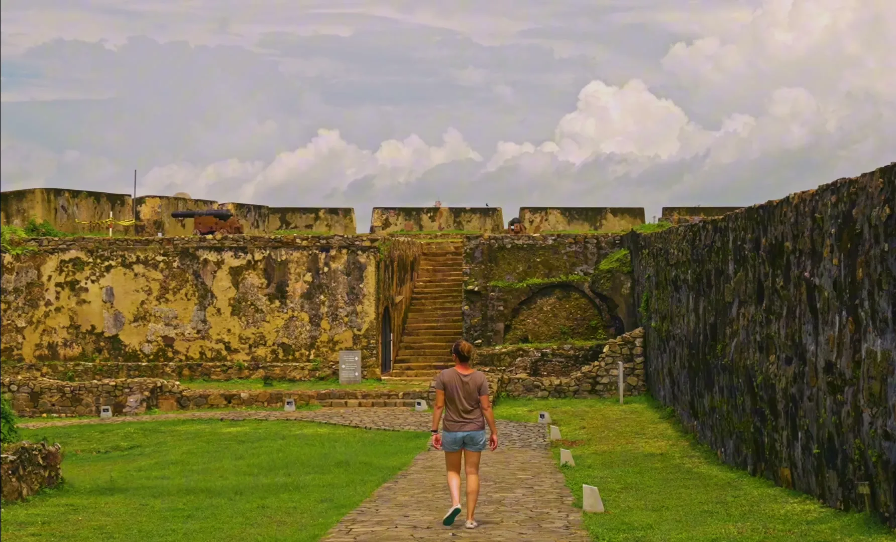 The historic streets and coastline around Galle - Sri Lanka Tours